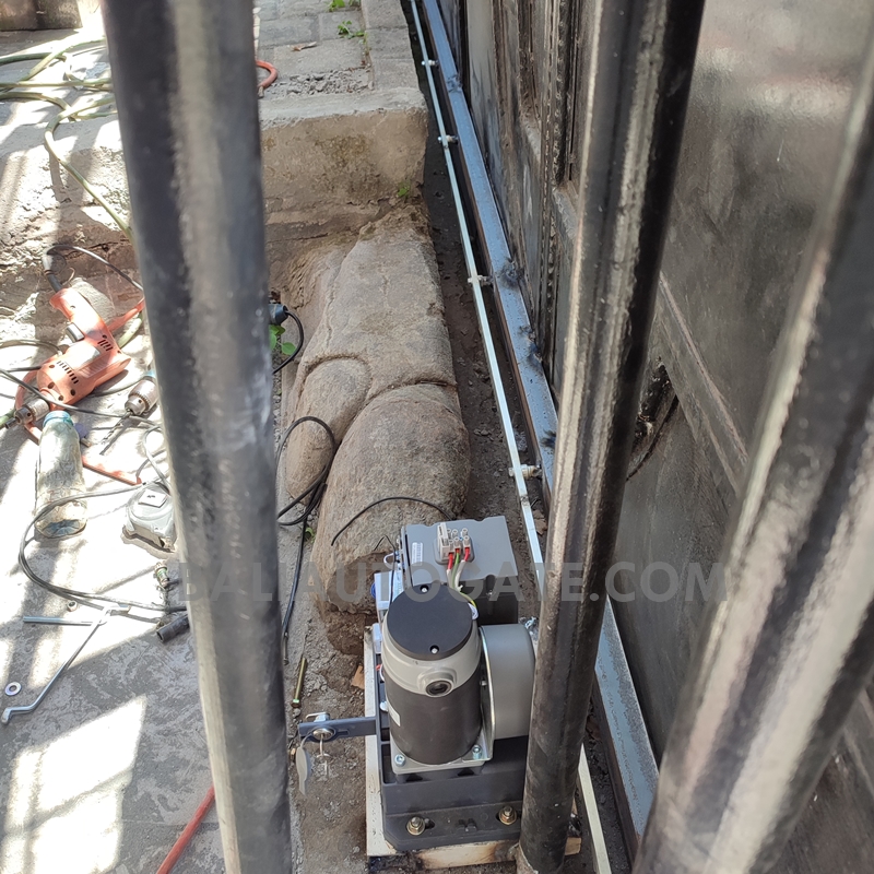 Pintu Otomatis dengan Access Control di Bali