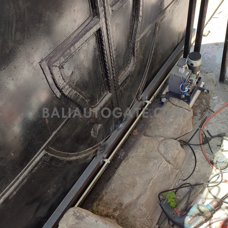 Pintu Otomatis dengan Access Control di Bali